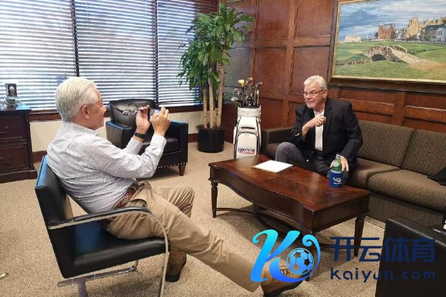 乔-贝迪茨的办公室墙壁上挂了一副斯威肯桥的油画