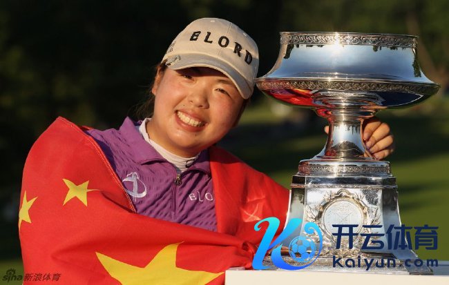 冯珊珊身披国旗与大满贯奖杯合影（图片来悔改浪高尔夫）