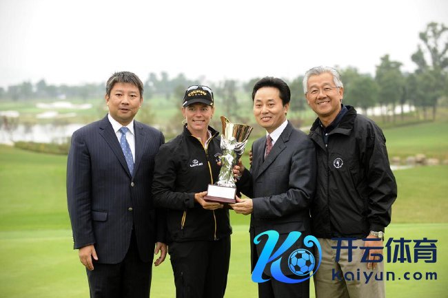 索伦斯坦赢得苏州太湖女子公开赛冠军，从左到右：太湖海外高尔夫俱乐部总司理孙琪、索伦斯坦、太湖海外高尔夫俱乐部董事长徐月平、戴耀宗