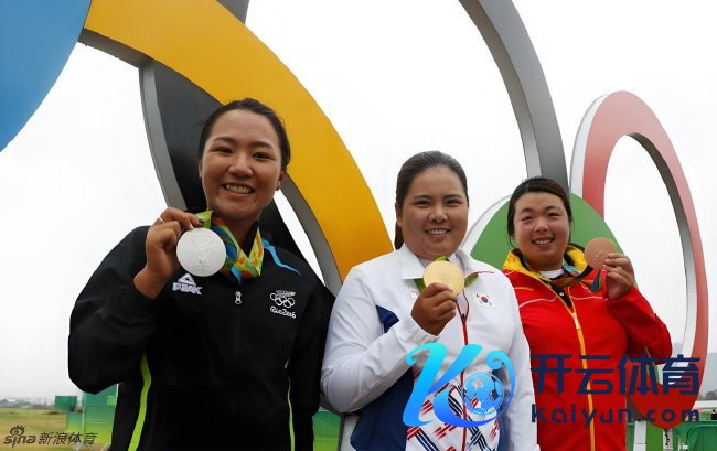 里约奥运会高尔夫领奖台合影，从左到右：亚军高宝璟、冠军朴仁妃、季军冯珊珊（图片来悔改浪高尔夫）